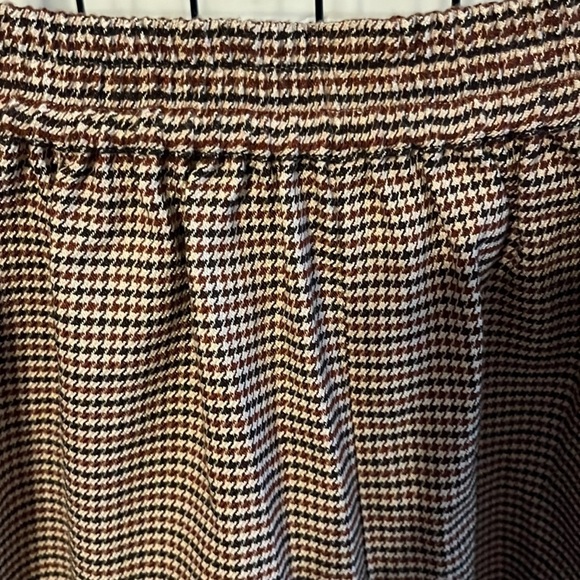 Rumored NWOT herringbone shorts. Elastic waist - Picture 2 of 3